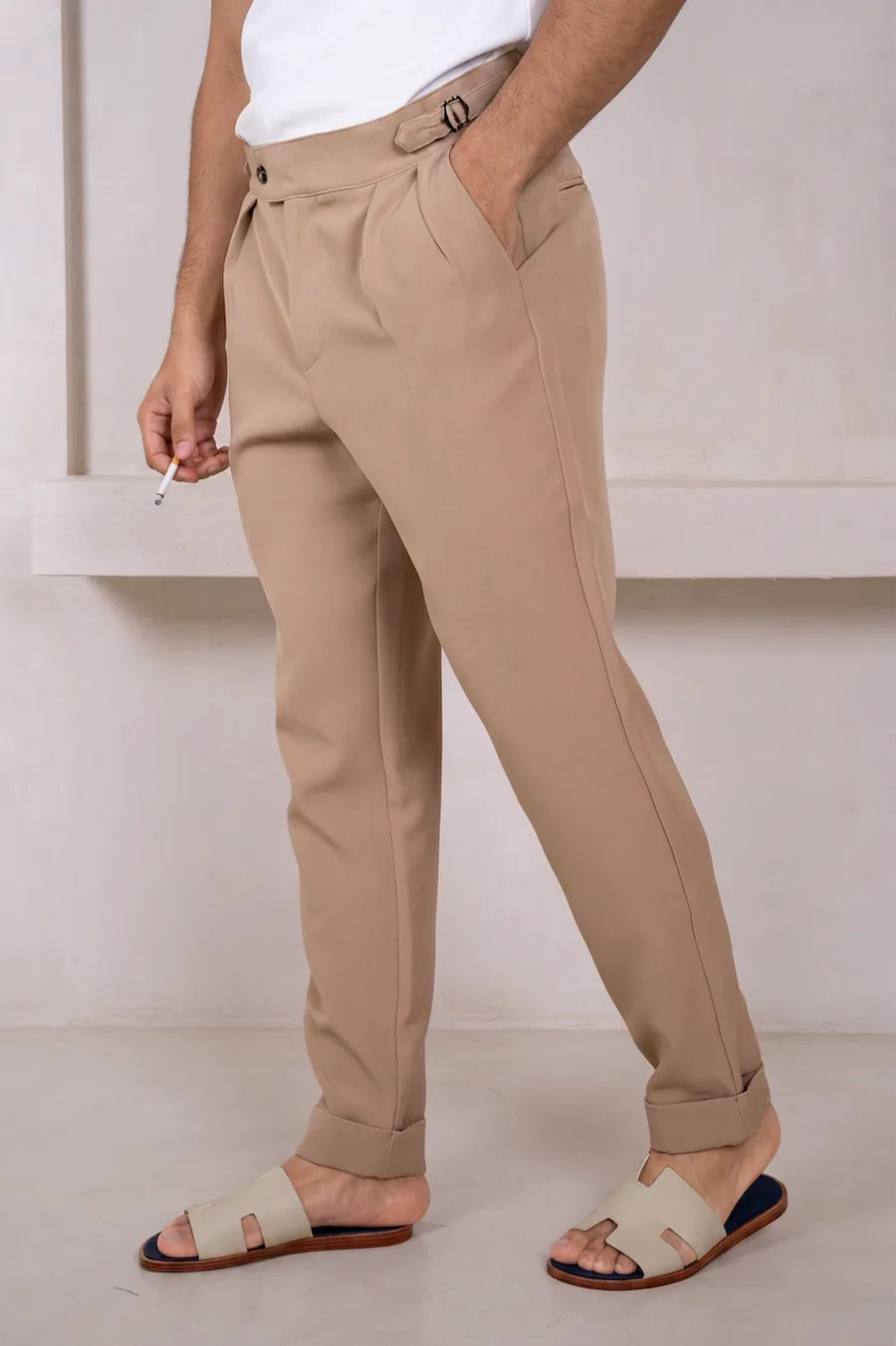 Pantalón sastre con hebilla y pliegues - Piedra