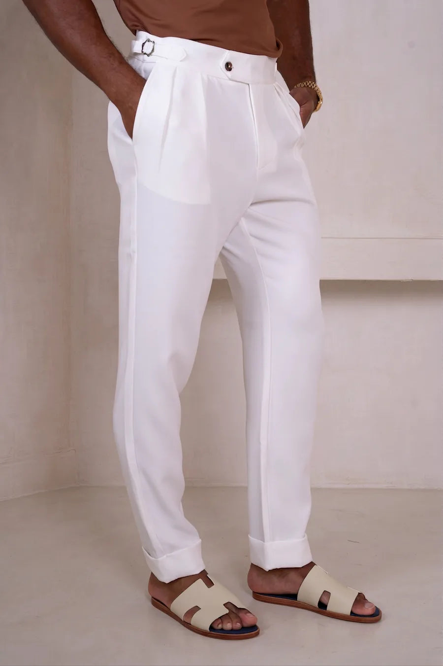 Pantalón sastre con hebilla y pliegues - Blanco roto